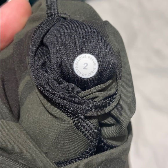 Lululemon size 2 Wunder Under crop - Picture 4 of 5